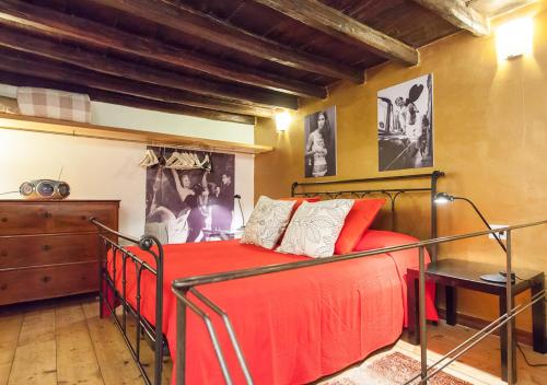Independent in Trevi Fountain - Spain square