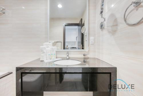 Koupelna v ubytování Calm Studio in Damac Celestia A Dubai South by Deluxe Holiday Homes