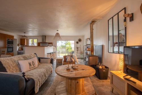 un salon avec un canapé et une table dans l'établissement Maison 10 personnes - Jardin - Noirmoutier-en-l Ile, à Noirmoutier-en-l'lle