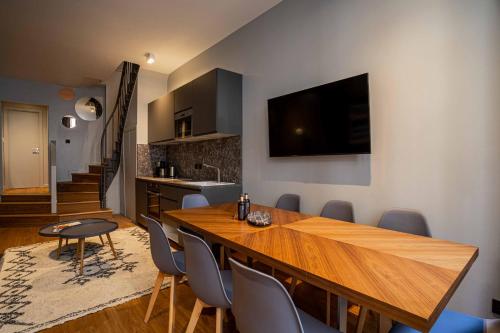 une salle à manger avec une table et des chaises en bois dans l'établissement 136 - Urban Beaumarchais Voltaire, à Paris