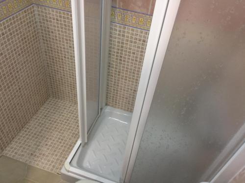 La salle de bains est pourvue d'une douche avec une porte en verre. dans l'établissement Bungalow dúplex (Gran Playa - Playa Lisa), à Santa Pola