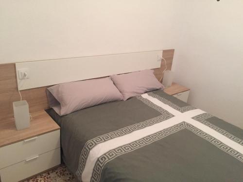 une petite chambre avec un lit et une tête de lit dans l'établissement Bungalow dúplex (Gran Playa - Playa Lisa), à Santa Pola