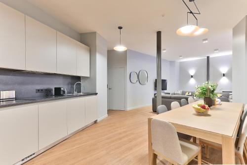 une cuisine et une salle à manger avec une table et des chaises dans l'établissement 124 - Urban Fabulous Flat, à Paris