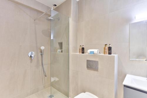 une salle de bain avec une douche, des toilettes et un lavabo dans l'établissement 124 - Urban Fabulous Flat, à Paris