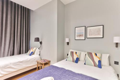 une chambre avec deux lits et une fenêtre dans l'établissement 124 - Urban Fabulous Flat, à Paris