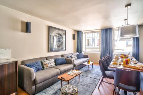 un salon avec un canapé et une table dans l'établissement 133 - Urban Amazing Flat Montorgueil, à Paris