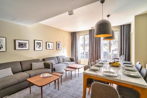 un salon avec un canapé et une table dans l'établissement 118 - Urban Luxury Flat La Sorbonne, à Paris