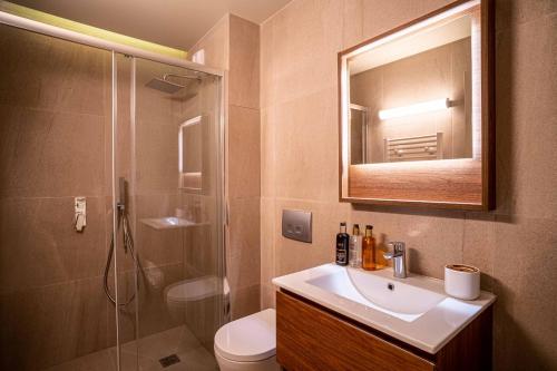 une salle de bain avec un lavabo, une douche et un miroir dans l'établissement 130 - Urban Brand New 110m2 Flat in Montorgueil, à Paris