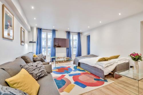 - un salon avec un canapé et un lit dans l'établissement 102 - Urban Opera Picasso, à Paris