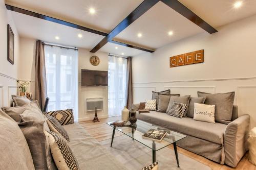 14 Luxury Flat Eiffel Design 1