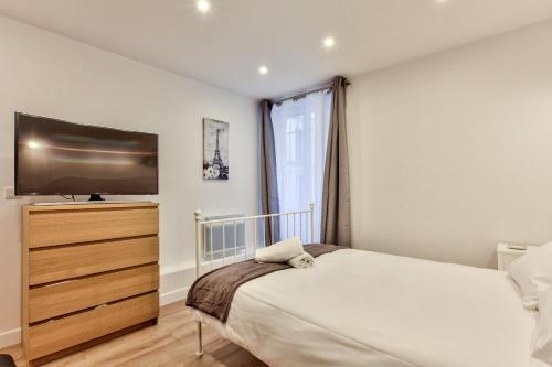 A bed or beds in a room at 14 Luxury Flat Eiffel Design 1