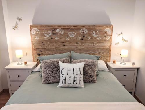 sypialnia z łóżkiem z drewnianym zagłówkiem w obiekcie Apartamento Imperio Argentina w Maladze