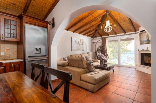 una sala de estar con un sofá y una mesa en Nicolas Beach House, en Gouvia
