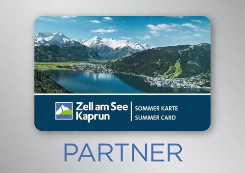 ツェル・アム・ゼーにあるSki & Golf Suites Zell am See by Alpin Rentalsの山を背景にした湖像