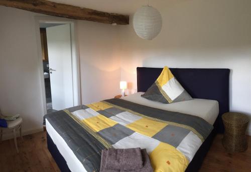 Ein Bett oder Betten in einem Zimmer der Unterkunft FeWo Freis in Brauneberg