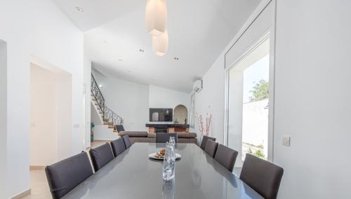 Goldhome - New house with private heated pool, parking, wifi, games room