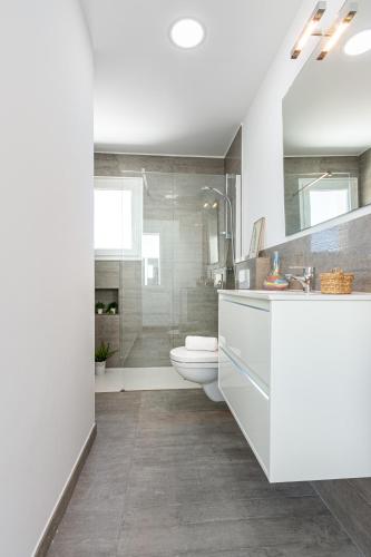 Goldhome - New house with private heated pool, parking, wifi, games room