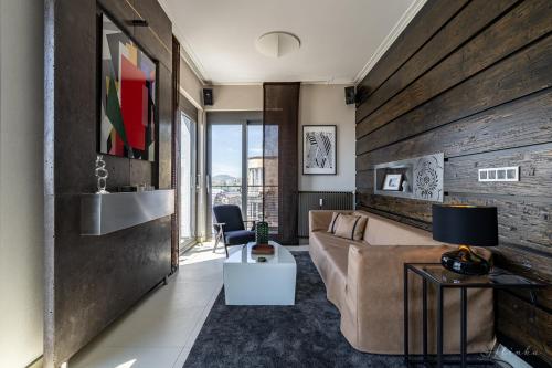sala de estar con sofá y mesa en ORANGEHOMES 130 m2 APT with fantastic view to river Danube, en Budapest
