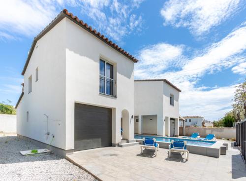 Goldhome - New house with private heated pool, parking, wifi, games room
