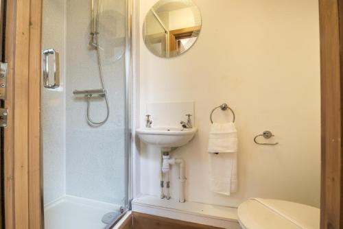 A bathroom at Marina View - 3 Bedroom Apartment - Milford Marina