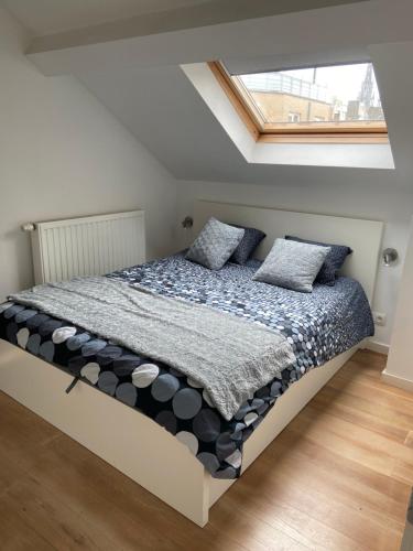 una camera da letto con un letto con due cuscini sopra di Casa Villa Borghese a Ostenda