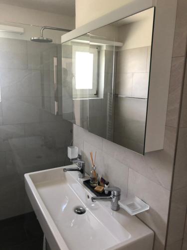 Koupelna v ubytování Renovated 3 Rooms Apartment in Ruschein near Laax