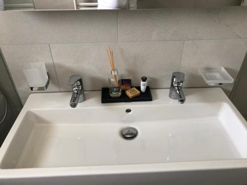 RuscheinにあるRenovated 3 Rooms Apartment in Ruschein near Laaxの白いバスタブ(2つの蛇口付)
