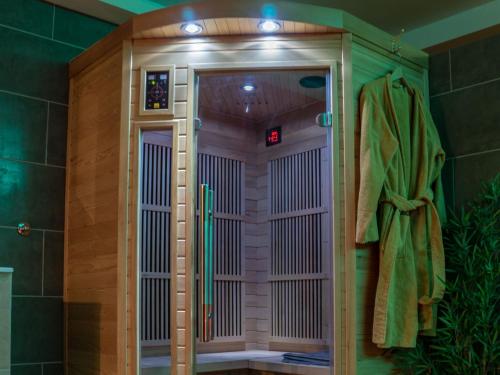 La salle de bains est pourvue d'une douche et d'une porte. dans l'établissement chambre avec spa by jordans collection, à Dijon