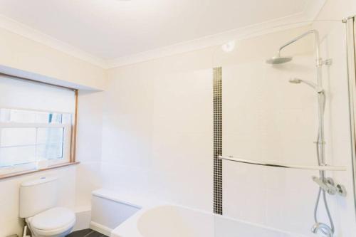 Koupelna v ubytování Factors House - A comfy cottage in countryside park with WIFI and access to bar and pool