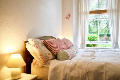 エディンバラにある1 Bedroom Flat In Edinburghのベッドルーム1室(枕付きのベッド1台、窓付)