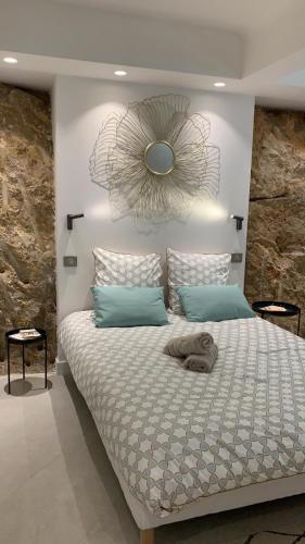 un chien allongé sur un lit dans une chambre dans l'établissement I love Nice - FACE MER, DESIGN, TERRASSE, ASC, WIFI, CLIM, à Nice