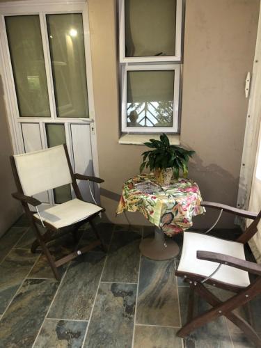 una mesa y dos sillas y una planta en un porche en Impunzi Place, en Kloof