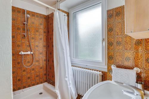une salle de bain avec douche et toilettes et une fenêtre dans l'établissement Maison spacieuse à Bagnères-de-Luchon près des pistes, idéale., à Luchon