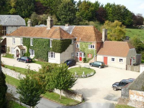 una vista aérea de una casa con coches aparcados en una entrada en Manor Farm B&B en Marlborough