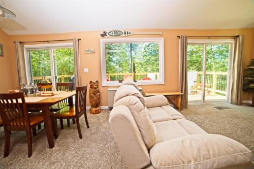 Uma área de estar em Private Waterville Estates 4 Bedroom Vacation Home In The White Mountains Of Nh - Tr51e