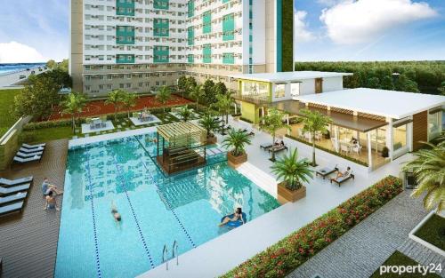 Elle offre une vue aérienne sur un hôtel doté d'une piscine. dans l'établissement 614 Anabelle Residence at Marina Spatial Condominium, à Dumaguete