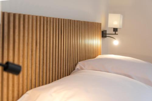 sypialnia z drewnianym zagłówkiem i łóżkiem w obiekcie Noclegi Pod Klonem w mieście Sandomierz