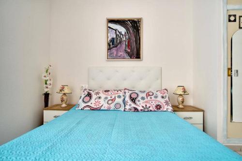 A bed or beds in a room at Cozy studio apartment near the beach