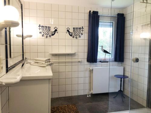 a bathroom with a sink and a shower at Wattprinzessin in Nebel