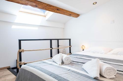 1 dormitorio con 1 cama con toallas en Music Apartment By Locap Group, en Piran