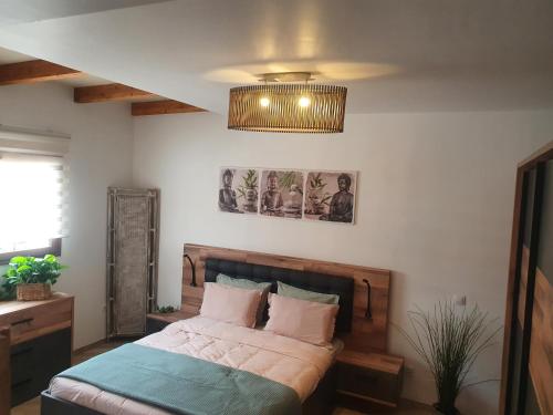una camera con letto e soffitto di Green Corner Apartment a Yaiza