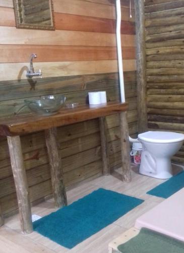 Bilik mandi di Cabanas Pousada Esmeraldas