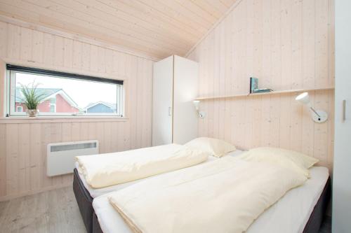 Een bed of bedden in een kamer bij Resort 2 Ocean Cottage A 16