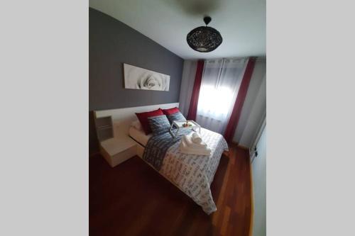 Habitación pequeña con cama y ventana en Piso céntrico con piscina,parking y jacuzzi en Córdoba