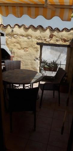 une table et des chaises dans une pièce avec une fenêtre dans l'établissement Gîtes chez Daniel 