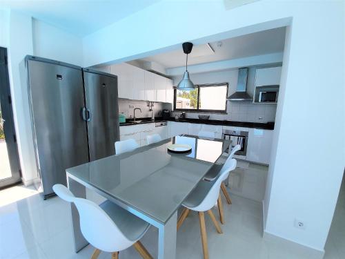 Dapur atau dapur kecil di Quinta do Anjo Palmela Setubal Villa with a Private Pool
