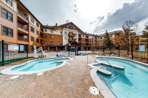Πισίνα στο ή κοντά στο Copper Springs Lodge 227