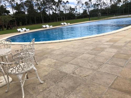 Bazén v ubytovaní Casa de Campo em cond Villas de Areia prox engenho alebo v jeho blízkosti