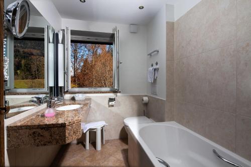 Kylpyhuone majoituspaikassa Alm- & Wellnesshotel Alpenhof