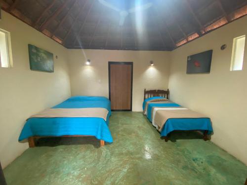 - une chambre avec 2 lits dans l'établissement Mangrove King Fishing Lodge, à Tenabó